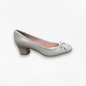 Anne Klein Cream Iridescent Luster Coquette Bow Square Toe Block Heels Size 8.5